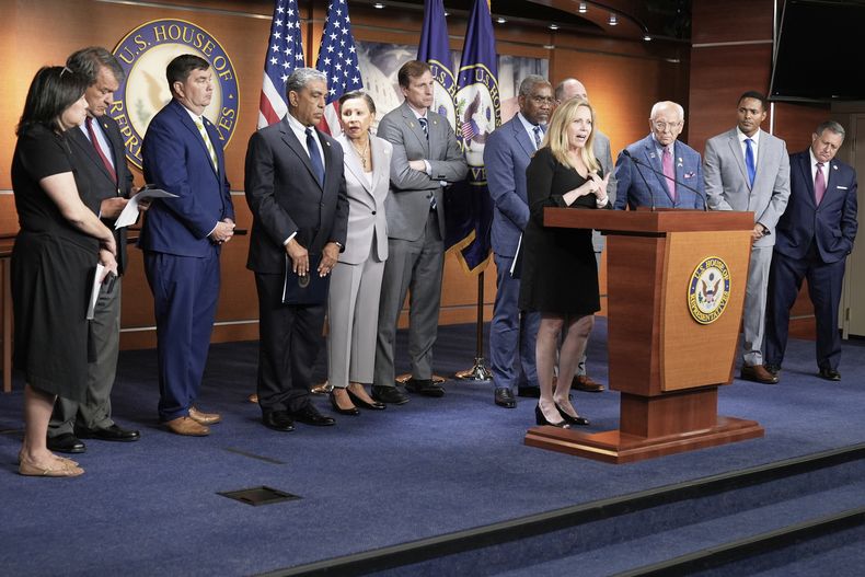 La representante Madeleine Dean, demócrata de Pensilvania, en el centro, habla en una conferencia de prensa en el Capitolio de Estados Unidos, el miércoles 2 de julio de 2025 en Washington. (AP Foto/Mariam Zuhaib)