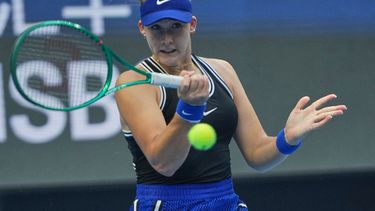 La rusa Mirra Andreeva regresa la bola de la checa Nikola Bartunkova en las semifinal del Abierto de China el sábado 10 de octubre del 2026.. (AP Foto/Achmad Ibrahim)