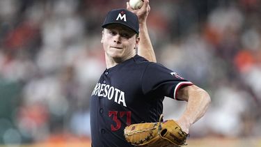 Louie Varland, abridor de los Mellizos de Minnesota, hace un lanzamiento en el juego del miércoles 31 de mayo de 2023, ante los Astros de Houston (AP Foto/David J. Phillip)