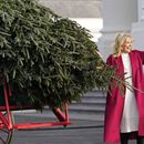 Los Biden inauguran temporada navideña con un enorme árbol