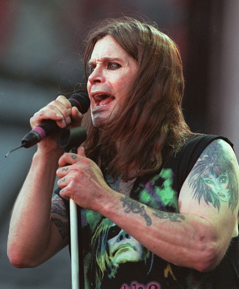 ARCHIVO - Ozzy Osbourne actúa con Black Sabbath durante el concierto Ozzfest el 15 de junio de 1997, en East Rutherford, Nueva Jersey. (Foto AP/Bill Kostroun, archivo)