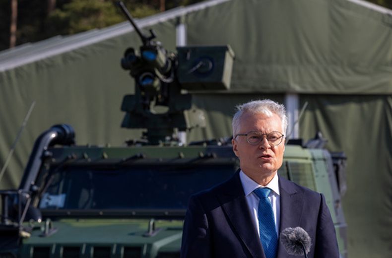 ARCHIVO – El presidente de Lituania, Gitanas Nauseda, habla en una conferencia de prensa conjunta con el presidente de República Checa, Petr Pavel, durante su visita a la base militar Rukla a unos 100 km (62,12 millas) al oeste de Vilna, la capital lituana, el viernes 13 de marzo de 2026. (AP Foto/Mindaugas Kulbis, Archivo)