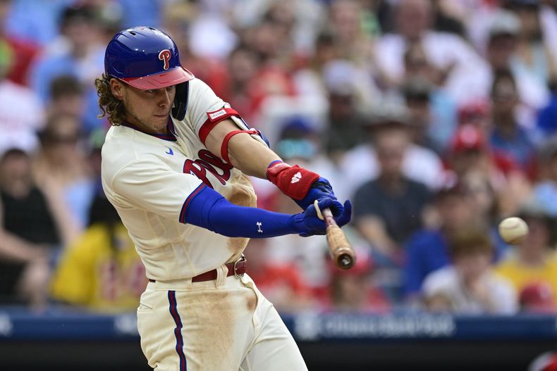 Alec Bohm de los Filis de Filadelfia pega un remolcador sencillo frente a Thaddeus Ward de los Nacionales de Washington en la quinta entradas del juego del sábado 1 de julio del 2023. (AP Foto/Derik Hamilton)