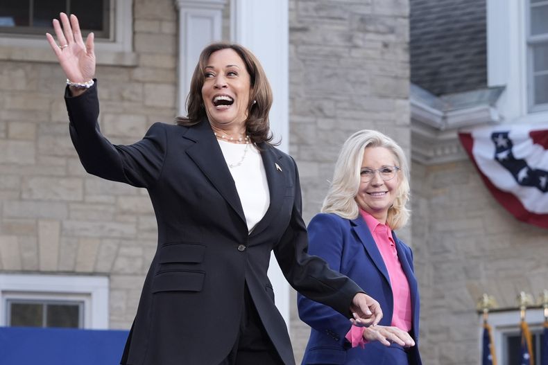 La candidata presidencial demócrata, la vicepresidenta Kamala Harris, izquierda, llega para hablar en un acto de campaña junto con la excongresista republicana Liz Cheney, derecha, en la Universidad de Ripon, el jueves 3 de octubre de 2024, en Wisconsin. (Foto AP/Mark Schiefelbein)