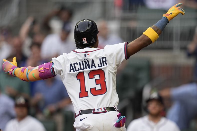 El venezolano Ronald Acuña Jr., de los Bravos de Atlanta, festeja su jonrón solitario ante los Mets de Nueva York, el miércoles 18 de junio de 2025 (AP Foto/Mike Stewart)