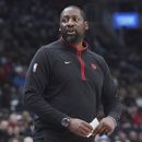 ARCHIVO - Foto del 12 de febrero del 2023, el entrenador asistente de los Raptors de Toronto Adrian Griffin dirigiendo al equipo frente a los Pistons de Detroit. El sábado 27 de mayo del 2023, los Bucks finalizan un acuerdo para firmar a Griffin como nuevo entrenador, de acuerdo con una persona que tiene conocimiento del trato. (Chris Young/The Canadian Press via AP, File)