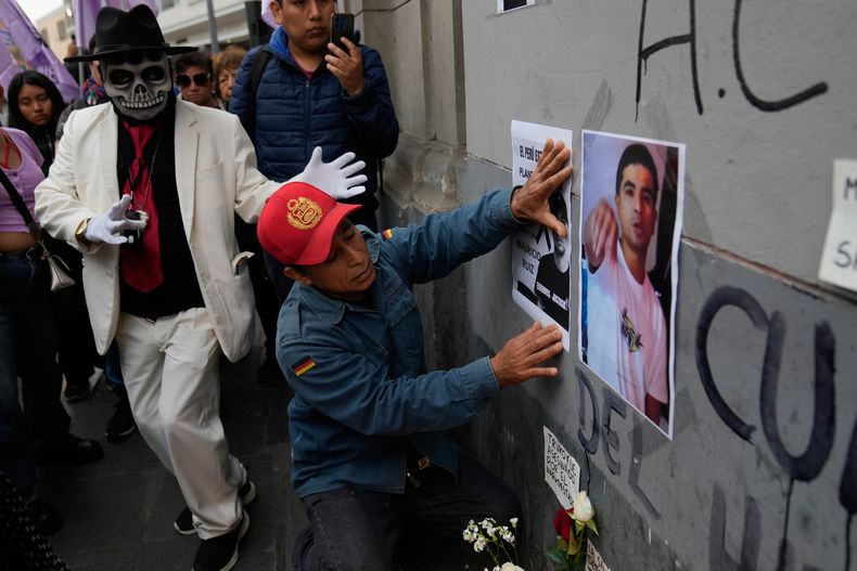 Manifestantes antigubernamentales realizan una vigilia en memoria de Eduardo Ruiz, quien falleció durante una protesta nocturna contra el recién elegido presidente José Jerí, el jueves 16 de octubre de 2025, en Lima, Perú. (AP Foto/Martín Mejía)