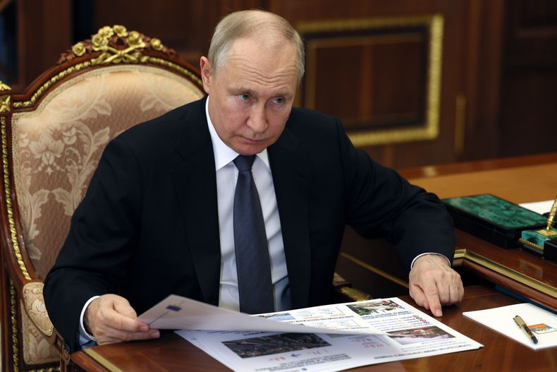 El presidente de Rusia, Vladímir Putin, escucha al gobernador de la región de Saratov, Roman Busargin, durante su reunión en el Kremlin, en Moscú, Rusia, el 18 de julio de 2023. (Alexander Kazakov, Sputnik, Kremlin Pool Photo via AP)