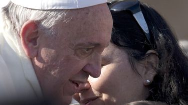 americateve | En imagen del 18 de diciembre de 2013, el papa Francisco acaricia a un ni&ntilde;o durante su audiencia semanal en la plaza de San Pedro en el Vaticano. El pont&iacute;fice grab&oacute; un video aficionado en el que elogia el reciclaje. (Foto de AP/Alessa