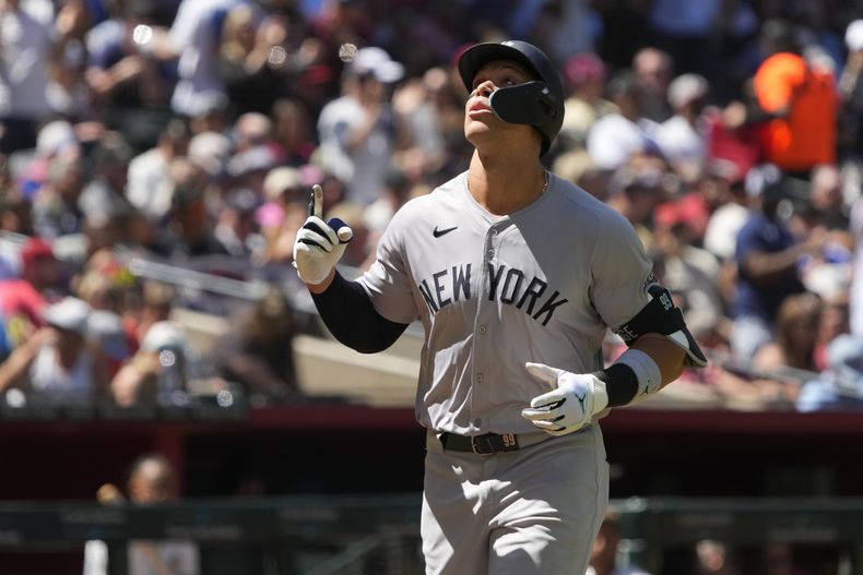 Aaron Judge, de los Yanquis de Nueva York, celebra su jonrón de dos carreras en la primera entrada del partido ante los Diamondbacks de Arizona, el miércoles 3 de abril de 2024, en Phoenix. (AP Foto/Rick Scuteri)