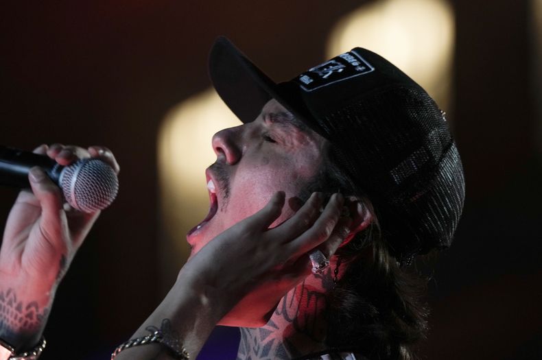 El cantante mexicano Natanael Cano durante su presentación en el primer día del festival Arre en la Ciudad de México el domingo 10 de septiembre de 2023. (Foto AP/Fernando Llano)