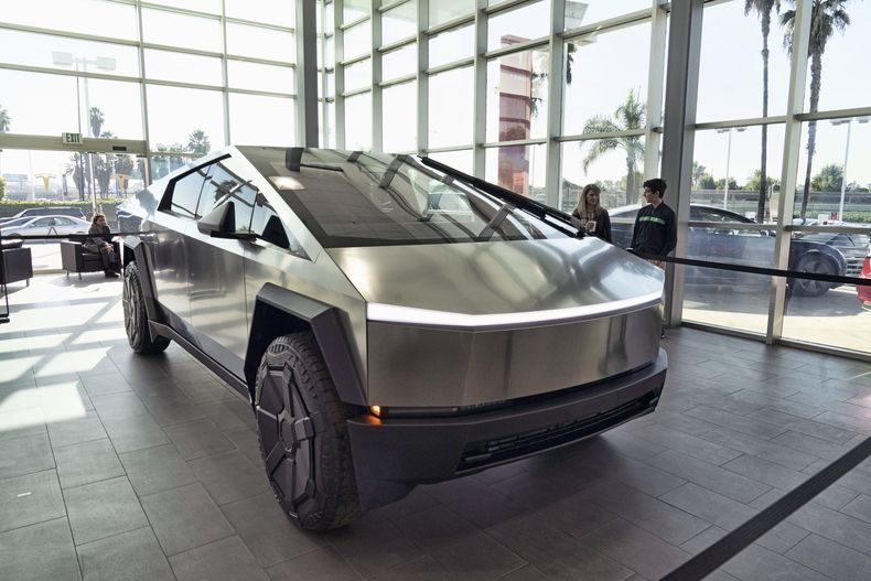 Un Tesla Cybertruck en un concesionario en Buena Park, California, el 3 de diciembre del 2023. (AP foto/Richard Vogel)
