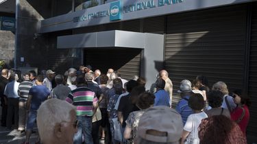 cierre de bancos causa estragos en grecia