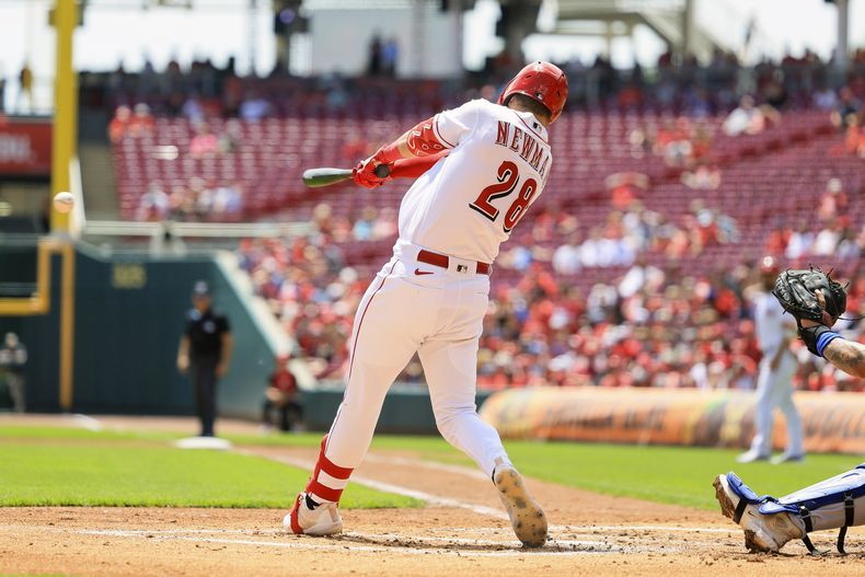 Kevin Newman de los Rojos de Cincinnati batea un sencillo de dos carreras ante los Mets de Nueva York, el jueves 11 de mayo de 2023. (AP Foto/Aaron Doster)