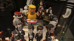 Figurines de expresidentes de EEUU a la venta en una tienda de Times Square, Nueva York, el martes 8 de abril de 2025. (AP Foto/Yuki Iwamura)