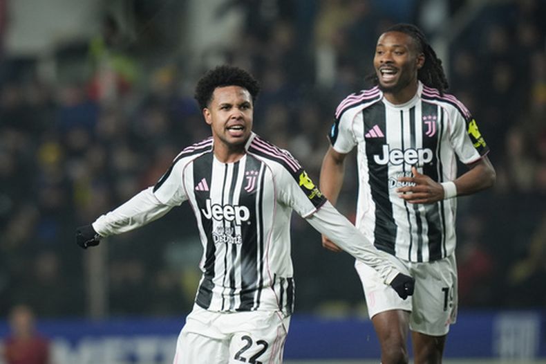 Weston McKennie (izquierda) de la Juventus tras marcar un gol ante Parma en la liga italiana, el domingo 1 de febrero de 2026, en Parma. (Massimo Paolone/LaPresse vía AP)