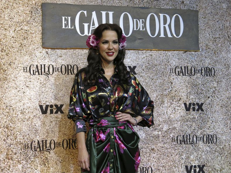 La actriz Adriana Williams posa en la alfombra roja de la serie de ViX El gallo de oro en la Ciudad de México el martes 17 de octubre de 2023. (Foto AP/Berenice Bautista)