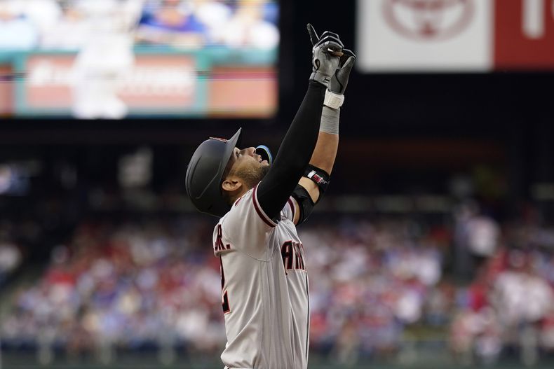 Lourdes Gurriel Jr. de los Diamondbacks de Arizona reacciona tras conectar un jonrón frente al lanzador de los Filis de Filadelfia Zach Wheeler el lunes 22 de mayo del 2023. (AP Foto/Matt Slocum)