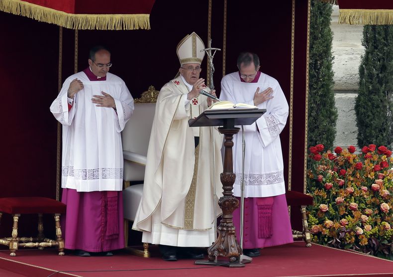 El papa Francisco bendice a los asistentes a la ceremonia de canonizaci&oacute;n de Juan Pablo II y Juan XXIII en la  plaza de San Pedro en el Vaticano el domingo 27 de abril de 2014. (Foto de AP/Alessandra Tarantino)