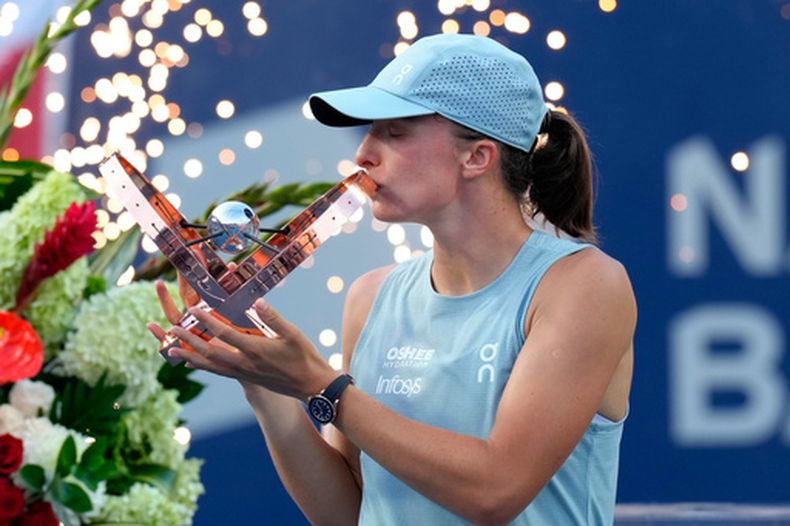La polaca Iga Swiatek besa el trofeo del National Bank Open en Toronto, tras vencer en la final a la kazaja Elena Rybakina, el jueves 13 de agosto de 2026, en Toronto (Chris Young/The Canadian Press via AP)