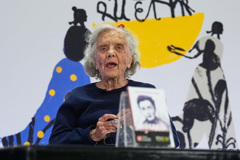 La autora mexicana Elena Poniatowska promociona su nuevo libro Rosario Castellanos. En los labios del viento he de llamarme árbol de muchos pájaros, durante una feria del libro en la Universidad Nacional Autónoma de México, en la Ciudad de México, el viernes 24 de abril de 2026. (Foto AP/Marco Ugarte)
