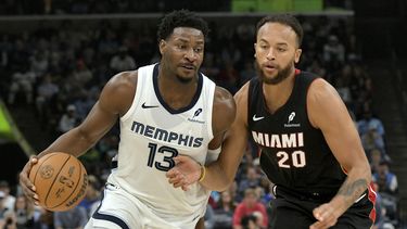 El alero de los Grizzlies de Memphis, Jaren Jackson Jr. (13), maneja el balón contra el alero del Heat de Miami Kyle Anderson (20) en la primera mitad de un partido de baloncesto de la NBA, el sábado 15 de marzo de 2025, en Memphis, Tennessee. (AP Foto/Brandon Dill)