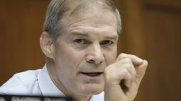 El representante republicano Jim Jordan habla en la audiencia de la Comisión de Supervisión de la Cámara de Representantes que inicia el proceso hacia un posible juicio político al presidente Joe Biden, jueves 28 de setiembre de 2023, en el Capitolio en Washington. (AP Foto/Jacquelyn Martin)