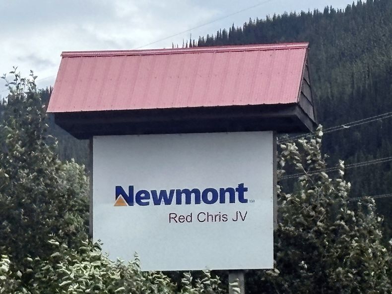 Un letrero a la entrada de la Mina Red Chris Mine cerca de Iskut, Columbia Británica, Canadá, el 23 de julio del 2025. (Dave Middleton/The Canadian Press via AP)