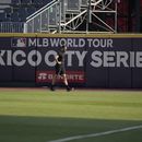 Tristan Beck, pitcher de los Gigantes de San Francisco, camina dentro del campo durante una sesión de entrenamiento en el estadio Alfredo Harp Helú, en Ciudad de México, el viernes 28 de abril de 2023. (AP Foto/Fernando Llano)
