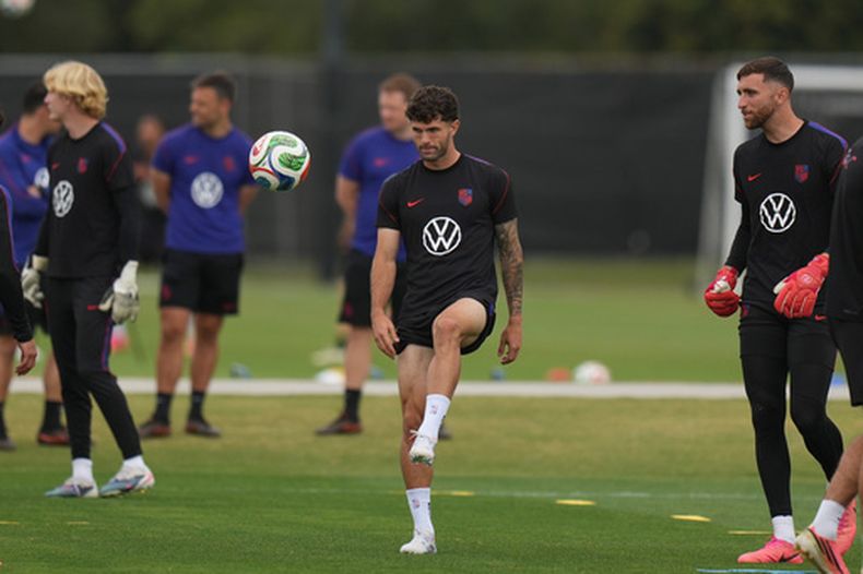 El atacante estadounidense Christian Pulisic (centro) durante un entrenamiento previo al partido contra Bosnia en el Mundial, el lunes 29 de junio de 2026, en Irvine, Californa. (AP Foto/Andre Penner)