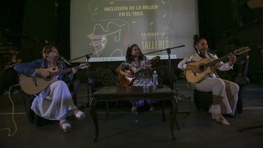 Jany Quiñones, izquierda, Enid Rosales, centro, y Yarima Blanco actúan durante una charla sobre la inclusión de la mujer en el tres, un instrumento tradicional cubano, en la Fábrica de Arte, en La Habana, el viernes 7 de marzo de 2025. (Foto AP/Ariel Ley)