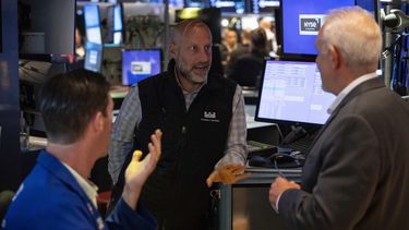 El especialista Meric Greenbaum trabaja en el piso de remates de la Bolsa de Valores de Nueva York, el viernes 1 de agosto de 2025. (AP Foto/Yuki Iwamura)