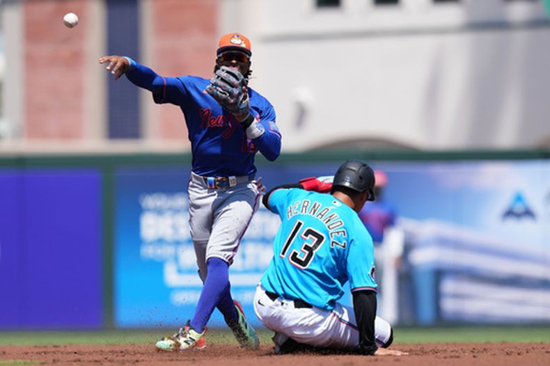 El boricua Francisco Lindor, de los Mets de Nueva York, tira a la inicial tras poner out al dominicano Heriberto Hernández, de los Marlins de Miami, el domingo 22 de marzo de 2026 (AP Foto/Lynne Sladky)