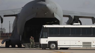 ARCHIVO – Un avión militar en espera de ser abordado por migrantes que viajaban en un autobús, en Fort Bliss en El Paso, Texas, el jueves 30 de enero de 2025, antes de deportarlos a Guatemala. (AP Foto/Christian Chavez, Archivo)