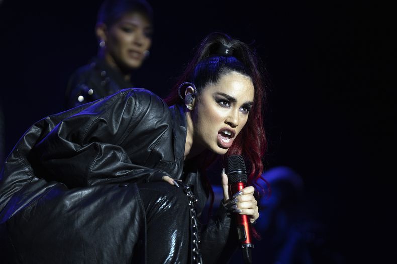ARCHIVO - La cantante argentina Lali Espósito durante su presentación en el festival Here we are para celebrar el mes de las mujeres en Montevideo, Uruguay, el domingo 19 de marzo de 2023. Lali se ha convertido en blanco de los dardos del presidente Javier Milei, quien la ha criticado por supuestamente beneficiarse del Estado. (Foto AP/Matilde Campodonico)