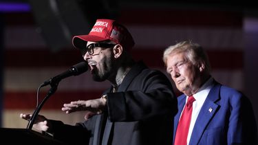 Nicky Jam habla mientras el expresidente y candidato presidencial republicano Donald Trump escucha durante un evento de campaña en el World Market Center, el 13 de septiembre de 2024, en Las Vegas. (Foto AP/Alex Brandon, archivo)