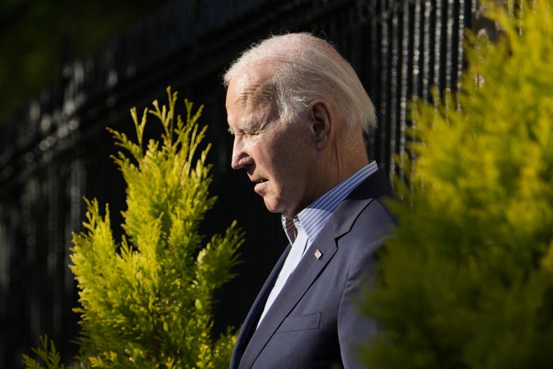 El presidente estadounidense Joe Biden camina a su vehículo al salir de la Iglesia Católica Santísima Trinidad en la sección Georgetown de Washington, luego de una misa, el sábado 22 de julio de 2023. (AP Foto/Manuel Balce Ceneta)