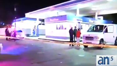 americateve | Una mujer fue golpeada con una escopeta esta madrugada durante un robo a mano armada en una estacion de gasolina del noroeste de Miami.
