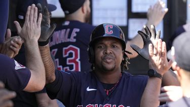José Ramírez, de los Guardianes de Cleveland, celebra con sus compañeros en la caseta después de batear jonrón de dos carreras durante la séptima entrada del juego de béisbol en contra de los Medias Blancas de Chicago, en Chicago, el domingo 30 de julio de 2023. (AP Foto/Nam Y. Huh)