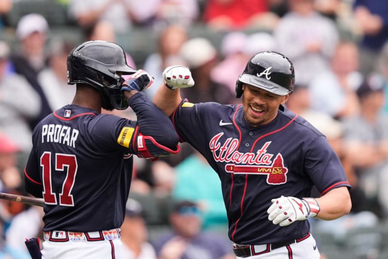 Drake Baldwin de los Bravos de Atlanta recibe el saludo de Jurickson Profar tras conectar un jonrón en un juego de pretemporada contra los Mellizos de Minnesota en North Port, Florida, el domingo 22 de febrero de 2026. (AP Foto/Gerald Herbert)