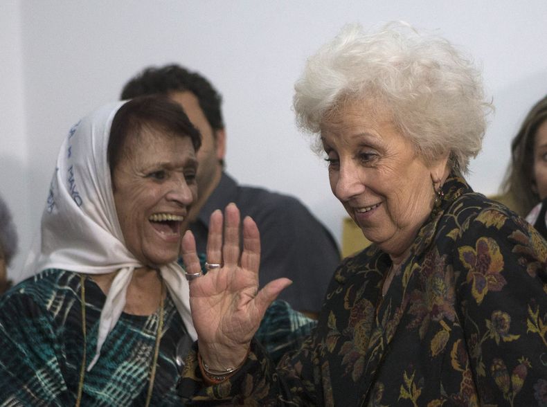 Estela de Carlotto, derecha, presidenta de las Abuelas de Plaza de Mayo, saluda junto a Taty Almeida, miembro del grupo, en conferencia de prensa en Buenos Aires, viernes 22 de agosto de 2014, al anunciar que han identificado a la nieta de la difunta cofu