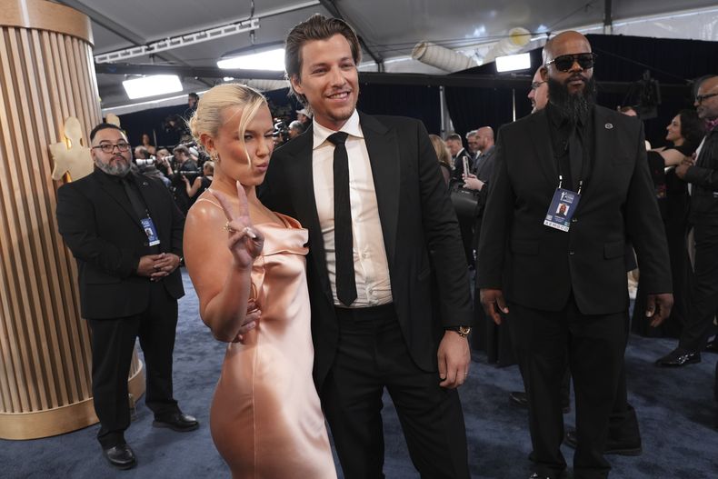 Millie Bobby Brown, izquierda, y Jake Bongiovi llegan a la 31ª edición anual de los Premios SAG el domingo 23 de febrero de 2025 en el Shrine Auditorium de Los Ángeles. (Foto AP/Chris Pizzello)