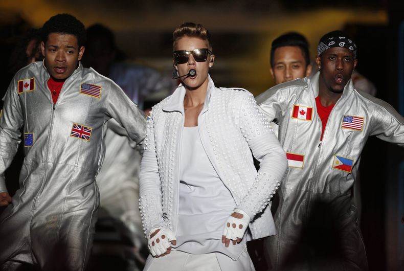 El astro canadiense Justin Bieber canta en un concierto durante su gira mundial Believe en Asunci&oacute;n, Paraguay, el mi&eacute;rcoles 6 de noviembre de 2013. Bieber tuvo que abandonar un concierto en Buenos Aires debido a una intoxicaci&oacute;n con a