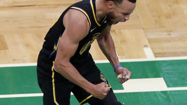 Curry brilla con 43 puntos; Warriors empatan Finales