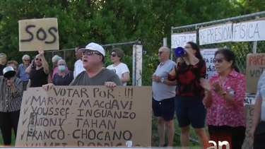 propietarios de un condominio en miami protestas por el mal estado de su edificio
