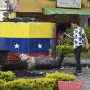 Una estatua destruida del fallecido presidente venezolano Hugo Chávez se encuentra junto a su base en Valencia, Venezuela, el martes 31 de julio de 2024, un día después de que la gente protestara por los resultados oficiales de las elecciones que certificaron como ganador al protegido de Chávez, el actual presidente Nicolás Maduro. (AP Foto/Jacinto Oliveros)