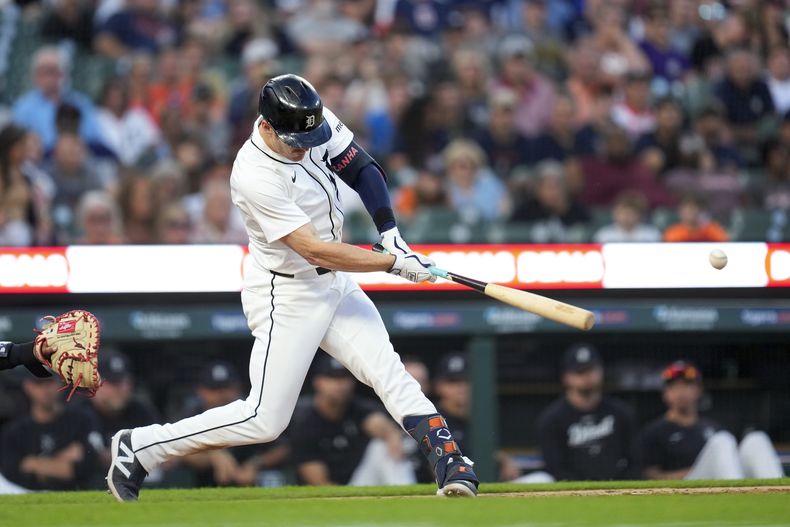 Mark Canha, de los Tigres de Detroit, batea para una jugada de opción en contra de los Guardianes de Cleveland durante la octava entrada del juego de béisbol del lunes 8 de julio de 2024, en Detroit. Jake Rogers anotó gracias a un error del campocorto Brayan Rocchio en la jugada. (AP Foto/Paul Sancya)