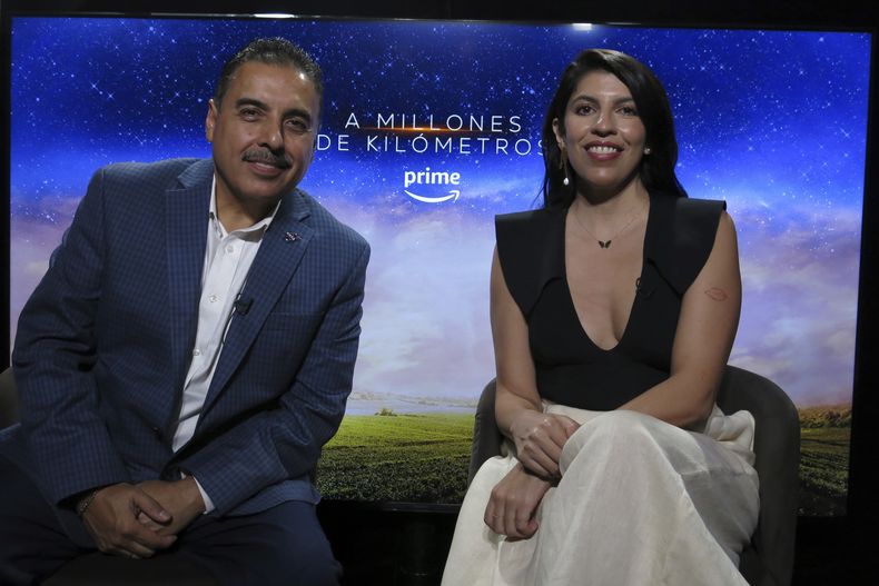 El astronauta estadounidense José Hernández, izquierda, y la directora mexicana Alejandra Márquez Abella posan para un retrato durante una entrevista sobre la película biográfica A Million Miles Away acerca de la travesía de Hernández para llegar al espacio en la Ciudad de México el 8 de septiembre de 2023. (Foto AP/Berenice Bautista)
