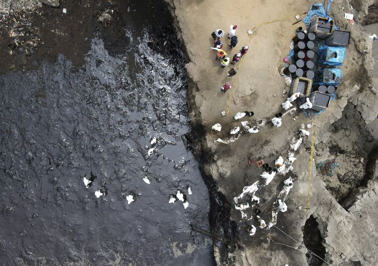 Angustia domina a pescadores tras derrame petrolero en Perú