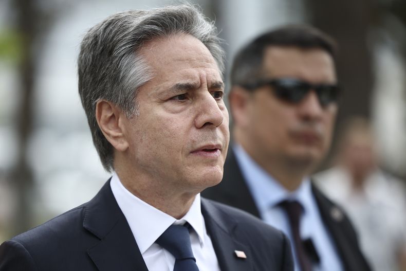 El secretario de Estado de Estados Unidos, Antony Blinken, visita la Plaza de Mayo frente al palacio presidencial de la Casa Rosada en Buenos Aires, Argentina, el viernes 23 de febrero de 2024. (Agustín Marcarian/Pool foto vía AP)